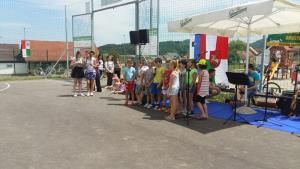 Otroci so se odlično znašli v vlogi nastopajočih.